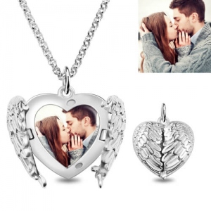 Collar de plata de ley con medallón fotográfico con alas de ángel grabadas y corazón