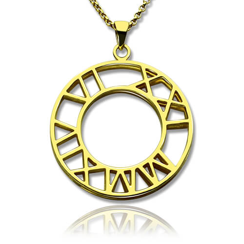 Colar com número romano em círculo duplo com design de relógio em prata banhada a ouro