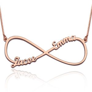 Colgante de infinito personalizado con corazón y dos nombres en oro rosa
