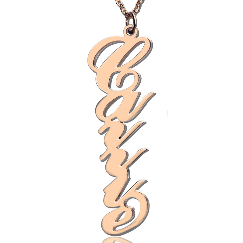 Colar personalizado vertical com nome estilo Carrie em ouro rosa