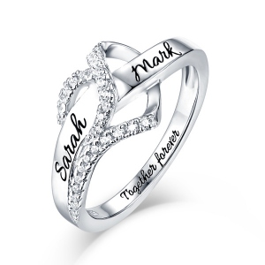 Anillo personalizado con circonias cúbicas en forma de corazón en plata de ley