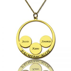 Pingente com o nome de família da mãe em ouro