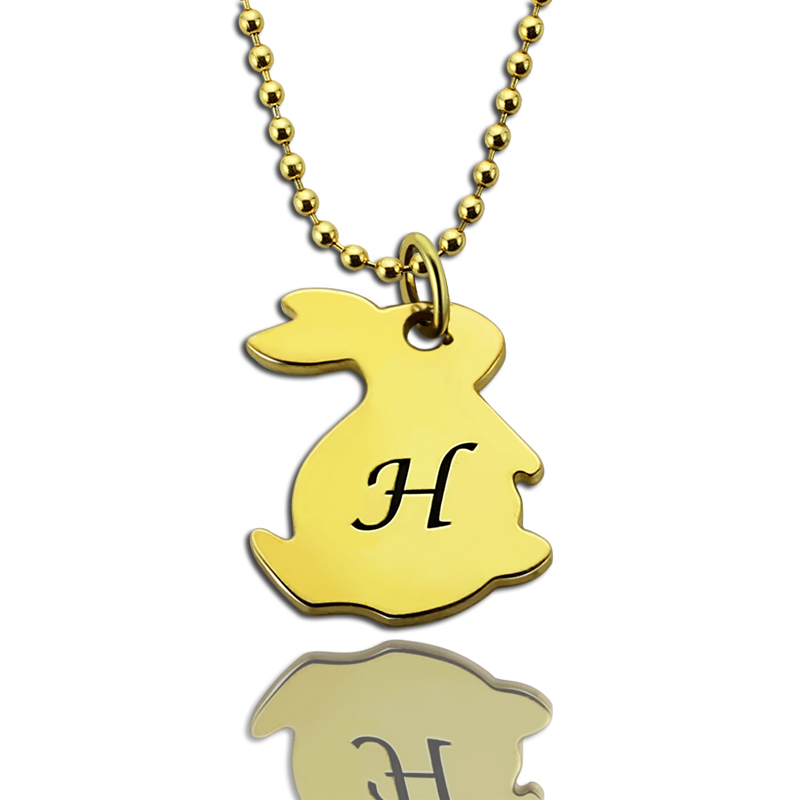 Colar com pingente de coelho pequeno com inicial, banhado a ouro 18k.